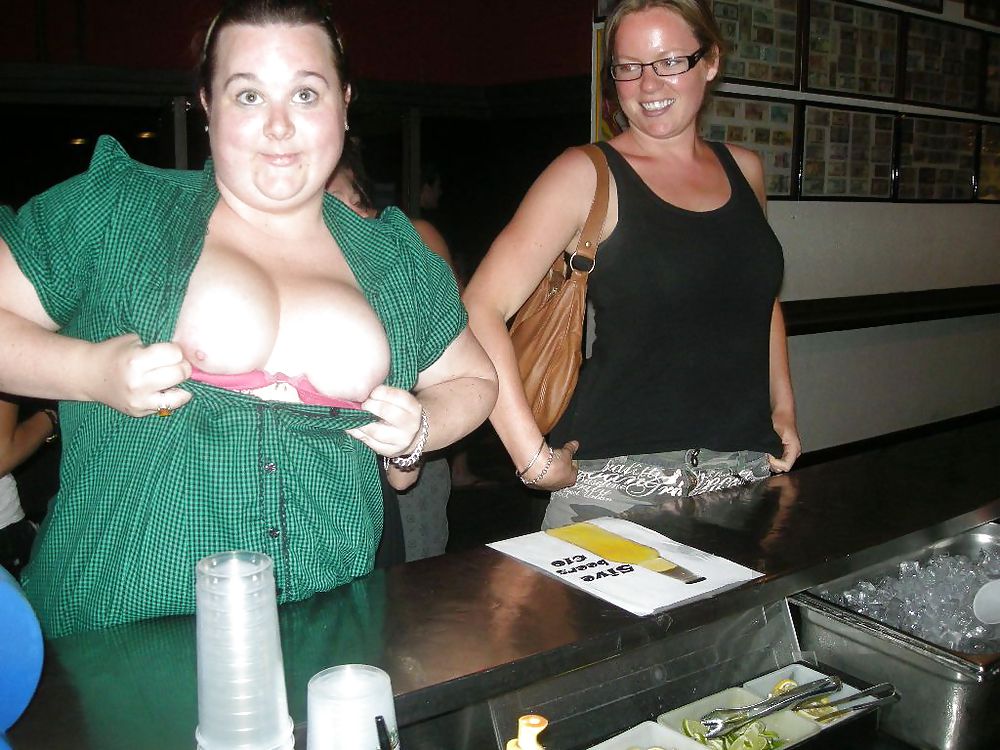 酔っぱらった女の子がバーでおっぱいを見せる
 #23936471