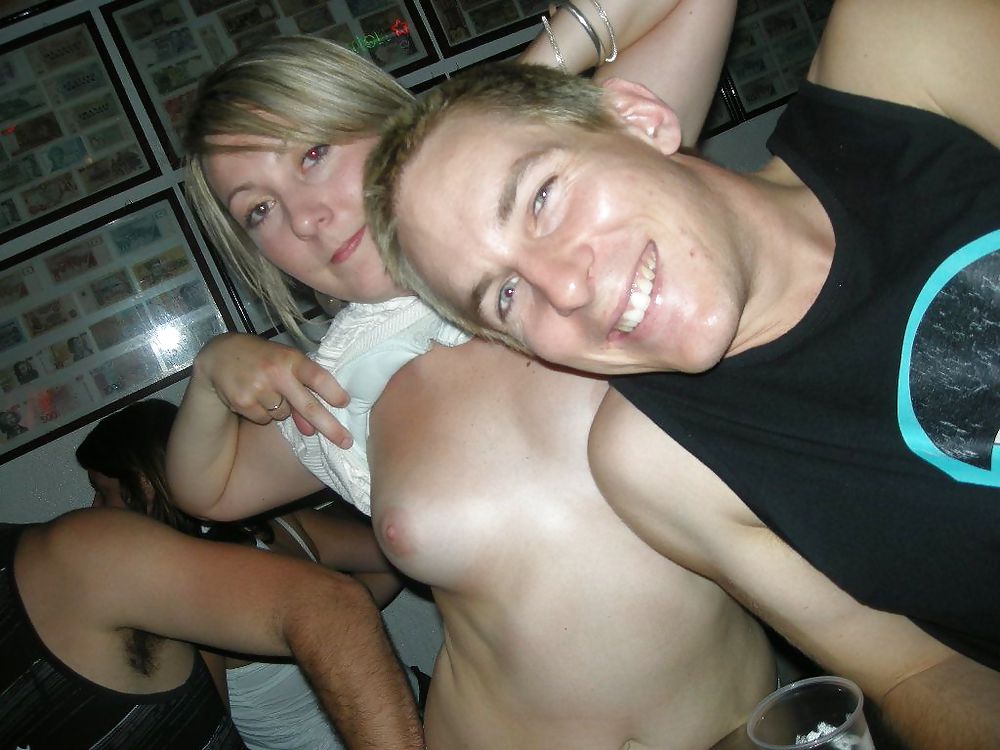 Betrunkene Mädchen Titten An Der Bar Zu Blinken #23936485