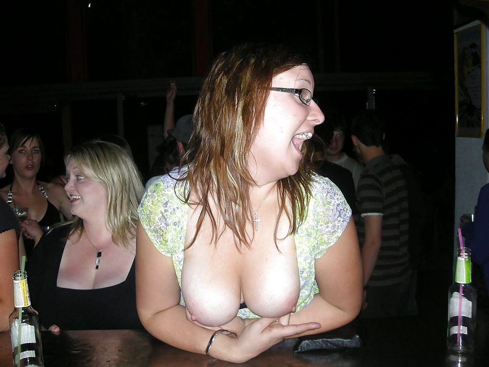 酔っぱらった女の子がバーでおっぱいを見せる
 #23936506