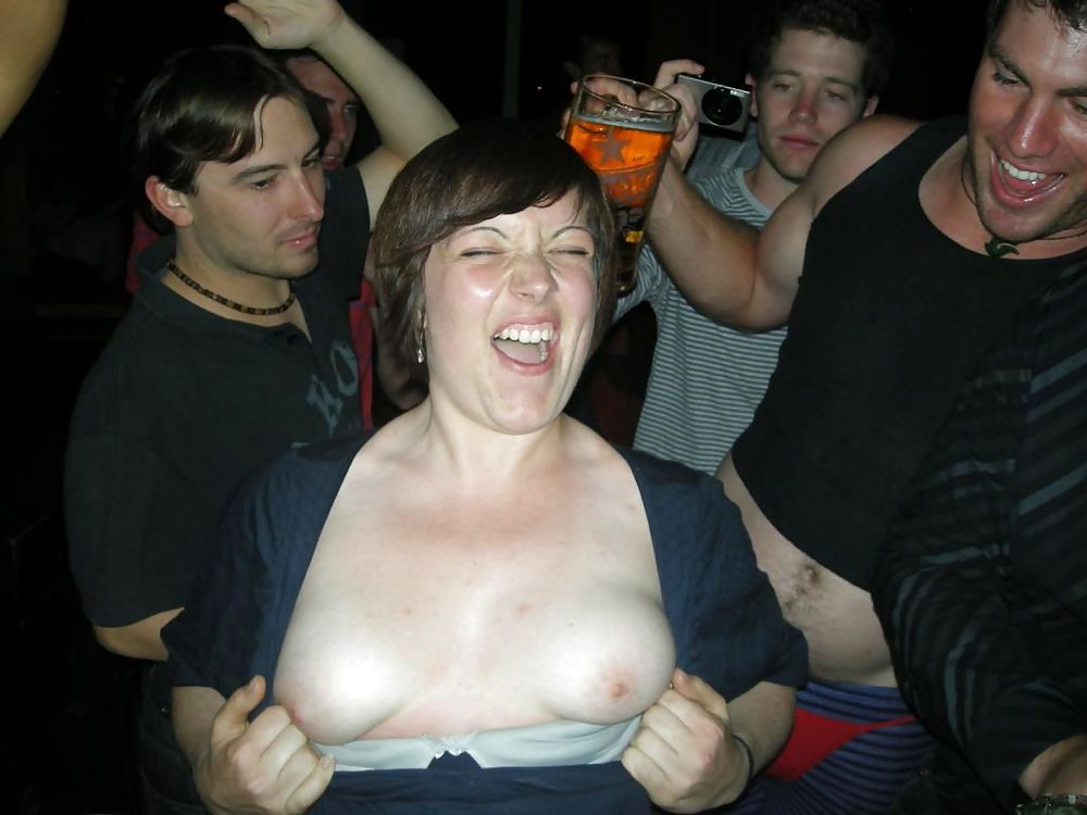 酔っぱらった女の子がバーでおっぱいを見せる
 #23936530