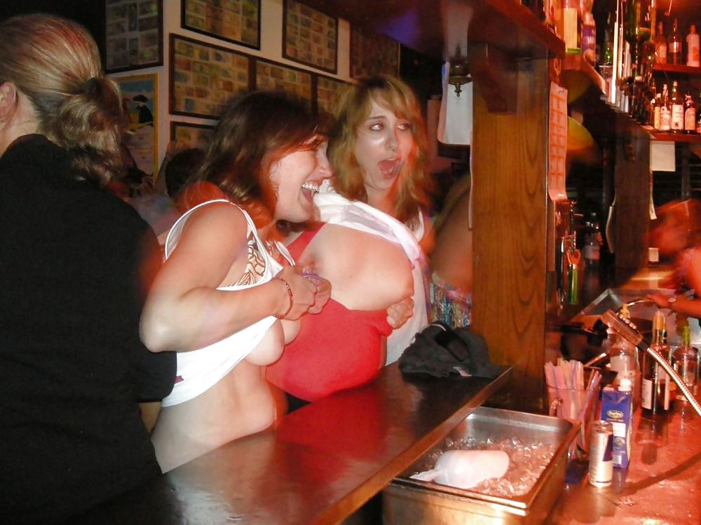 Ragazze ubriache che mostrano le tette al bar
 #23936540