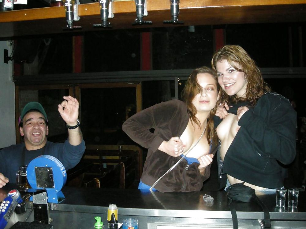Betrunkene Mädchen Titten An Der Bar Zu Blinken #23936584