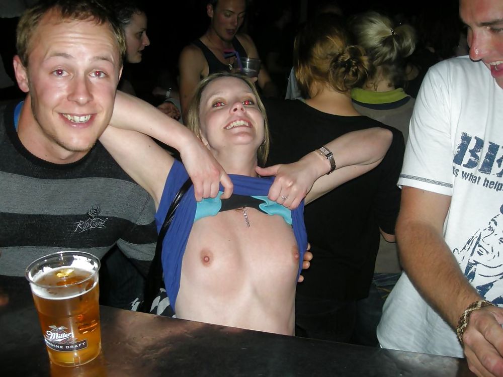 Betrunkene Mädchen Titten An Der Bar Zu Blinken #23936589