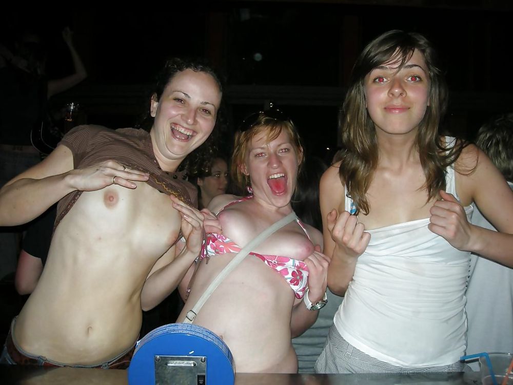 Chicas borrachas enseñando las tetas en el bar
 #23936595