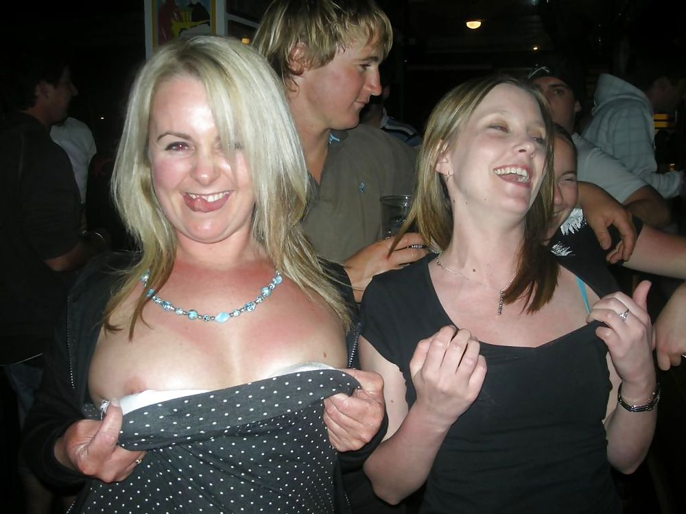 Betrunkene Mädchen Titten An Der Bar Zu Blinken #23936599