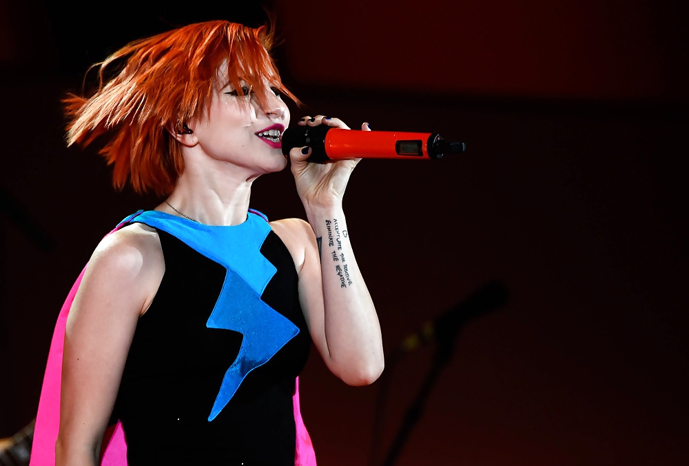 Hayley williams possiamo sopravvivere sexy hq (ccm)
 #31381388