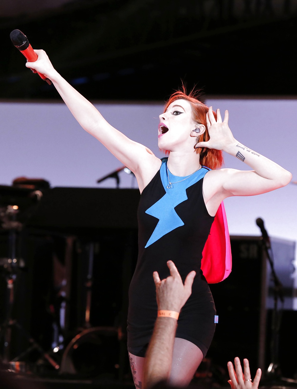 Hayley williams podemos sobrevivir sexy hq (ccm)
 #31381458