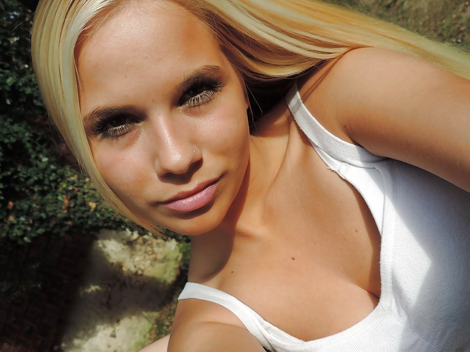Amandine, 19 ans salope blonde de Banlieue #31950223