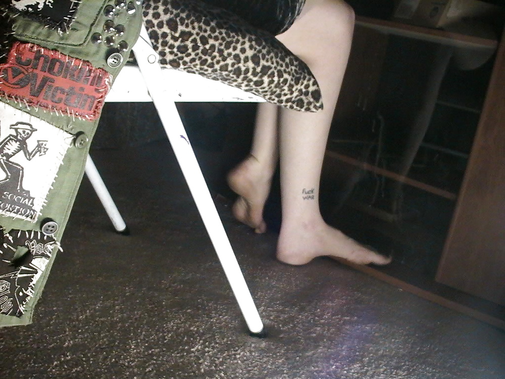 Piedi di ragazza punk
 #26317179