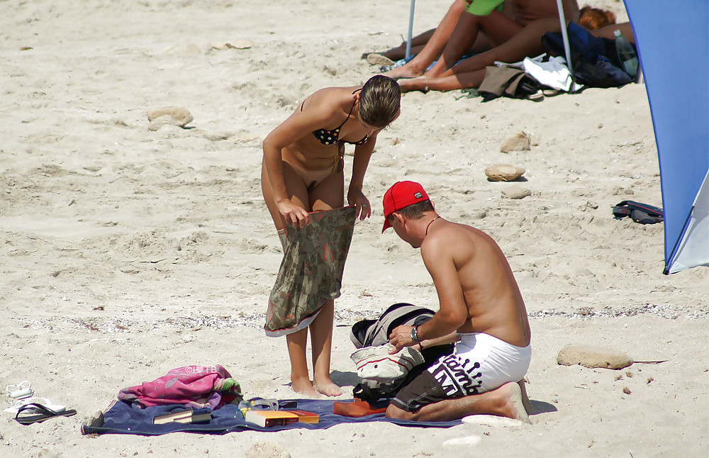 Desnudarse en la playa 6
 #23586516