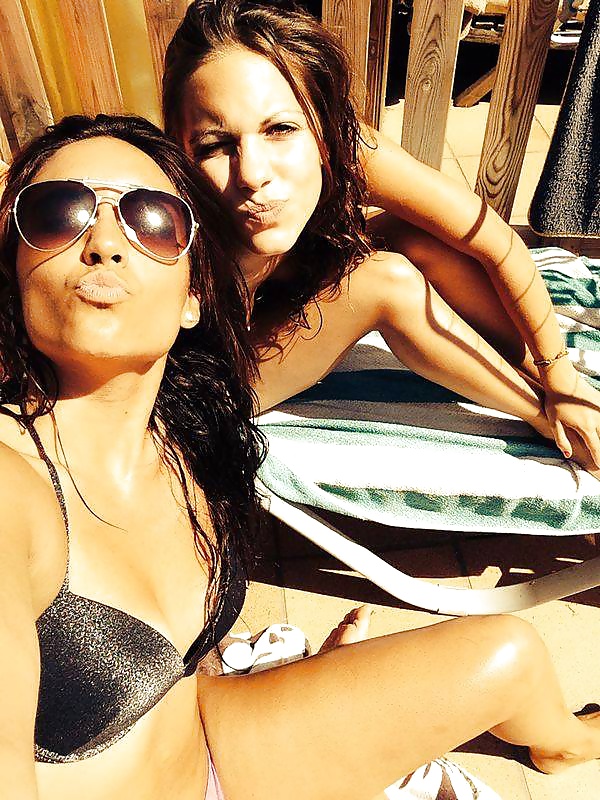 Tamara y claudia en la piscina
 #30274339