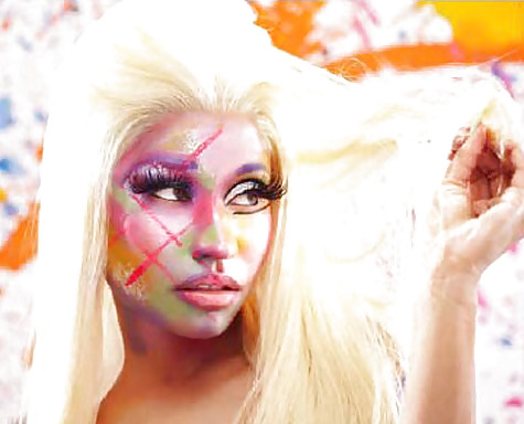 Nicki Minaj Est Nu Et Roule Dans La Peinture! #37730456