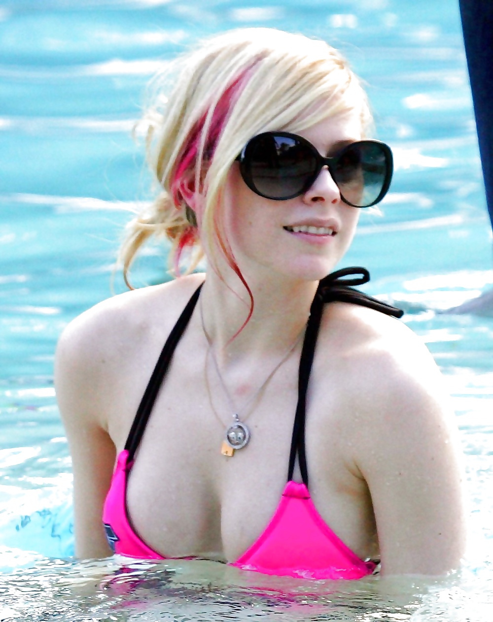 Avril Lavigne HQ Wank #25587731