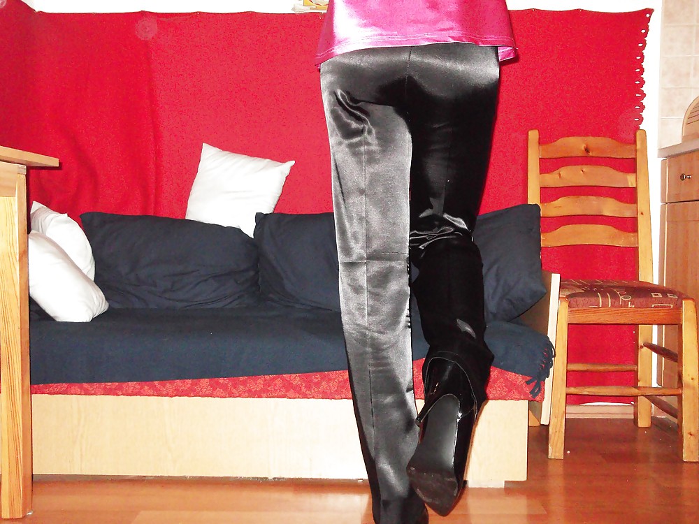 Pantalon De Satin Noir Et Haut De Satin Rose #36632411