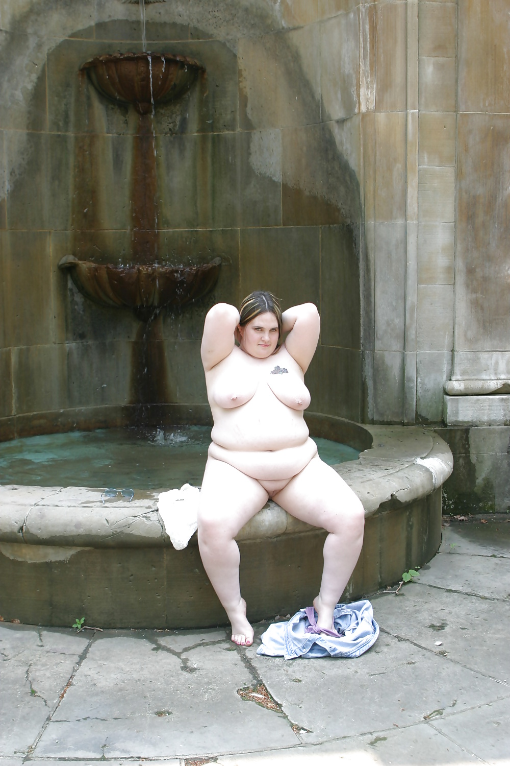 Kaylee nuda alla fontana pubblica
 #39319298