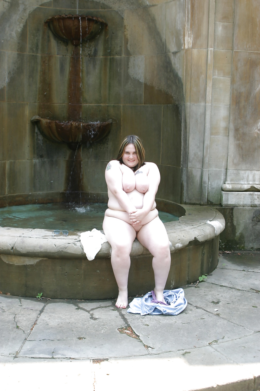 Kaylee nuda alla fontana pubblica
 #39319306