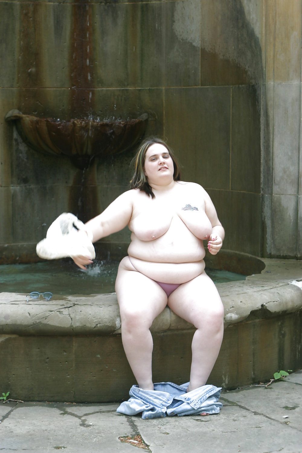 Kaylee nuda alla fontana pubblica
 #39319439