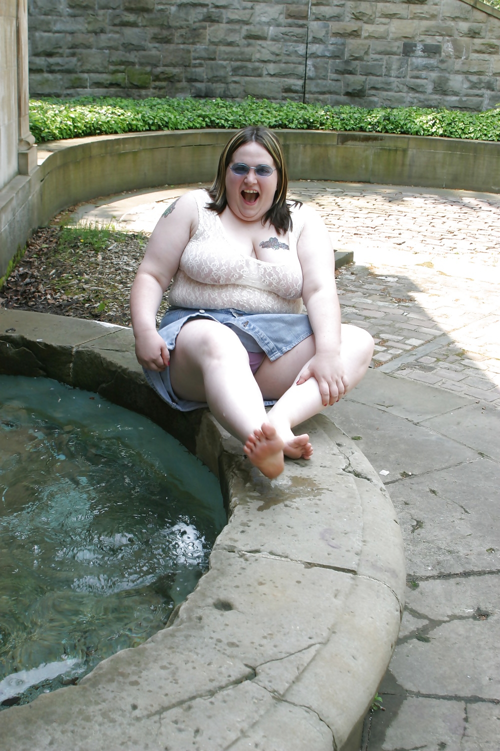 Kaylee nuda alla fontana pubblica
 #39319468