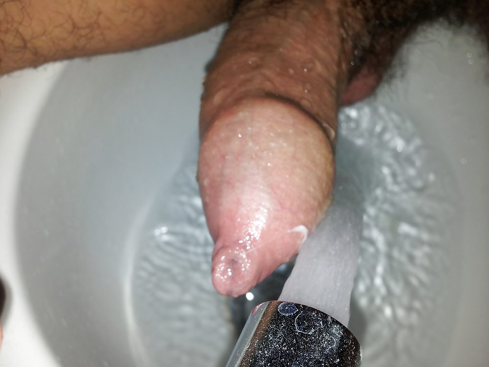 Masturbazione durante il bidet (cazzo peloso non tagliato con prepuzio)
 #24293465