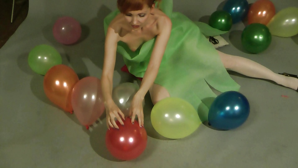 Lisa reventando globos
 #27408329