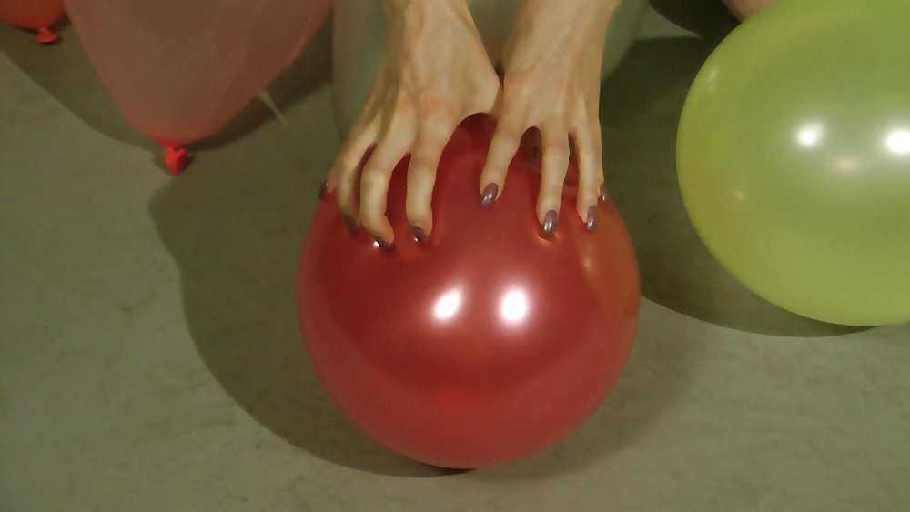 Lisa reventando globos
 #27408333