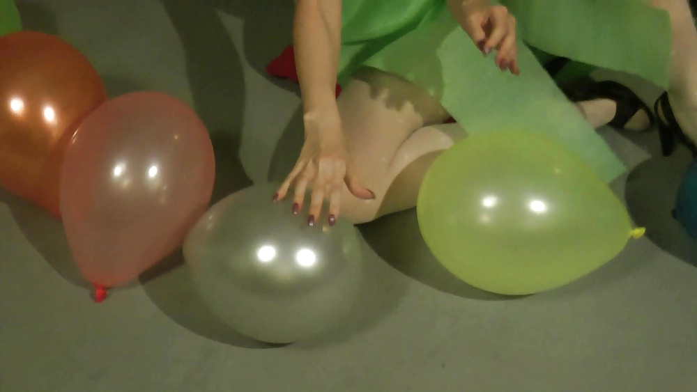 Lisa reventando globos
 #27408339