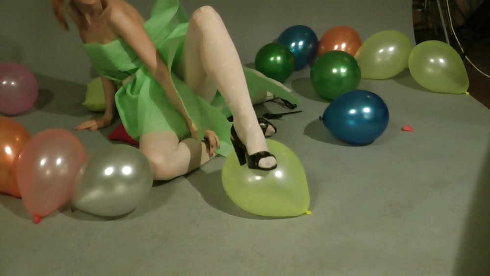 Lisa reventando globos
 #27408349