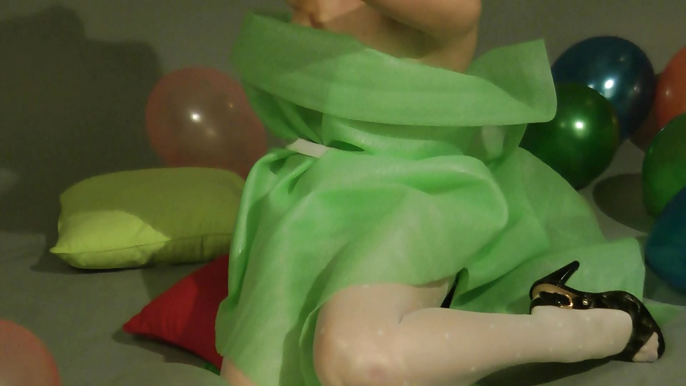 Lisa reventando globos
 #27408361