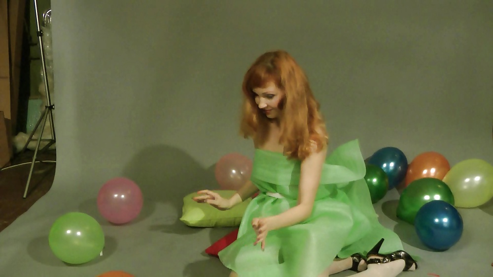 Lisa reventando globos
 #27408381