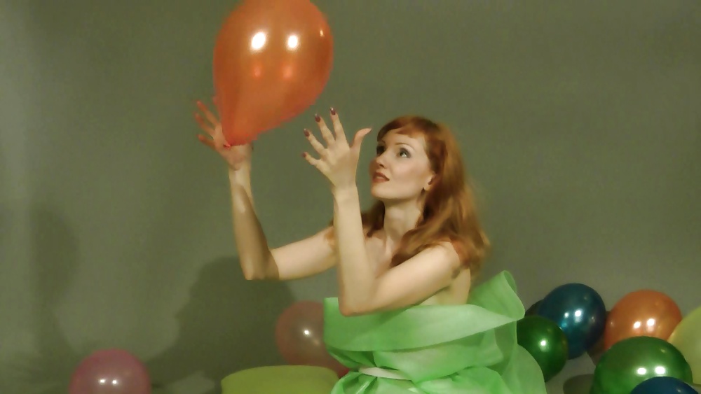 Lisa reventando globos
 #27408386