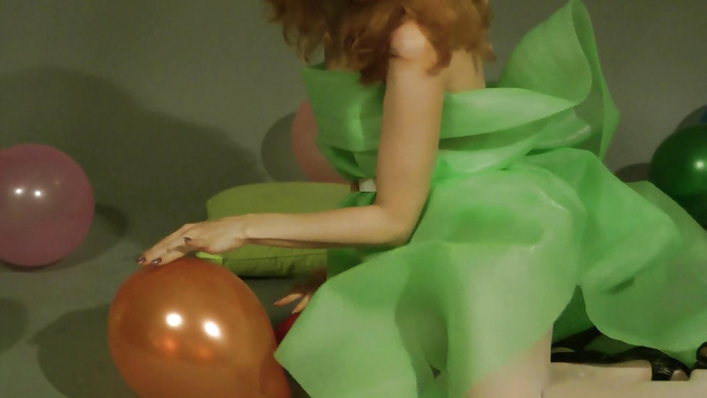 Lisa reventando globos
 #27408391