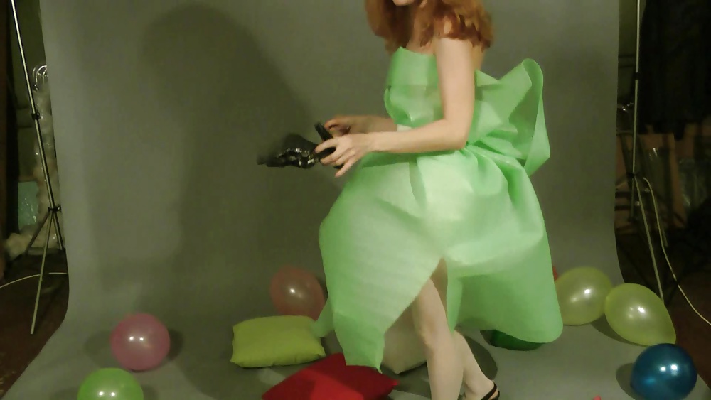 Lisa reventando globos
 #27408408