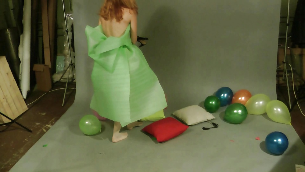 Lisa reventando globos
 #27408411