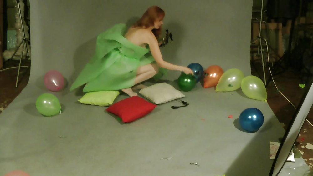 Lisa reventando globos
 #27408414