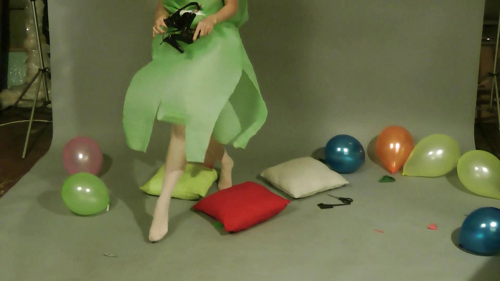 Lisa reventando globos
 #27408418