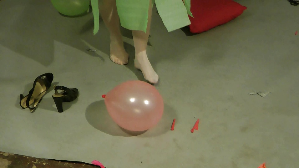 Lisa reventando globos
 #27408466