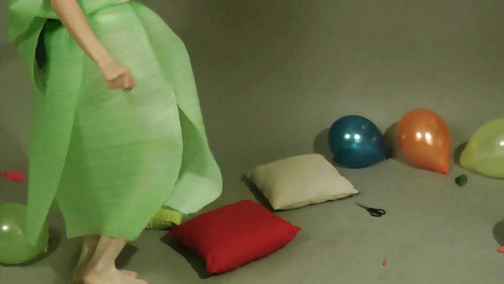 Lisa reventando globos
 #27408472