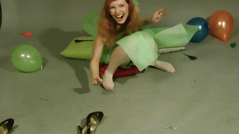 Lisa reventando globos
 #27408483