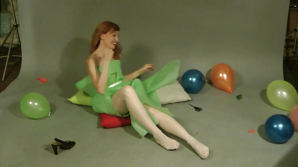 Lisa reventando globos
 #27408487