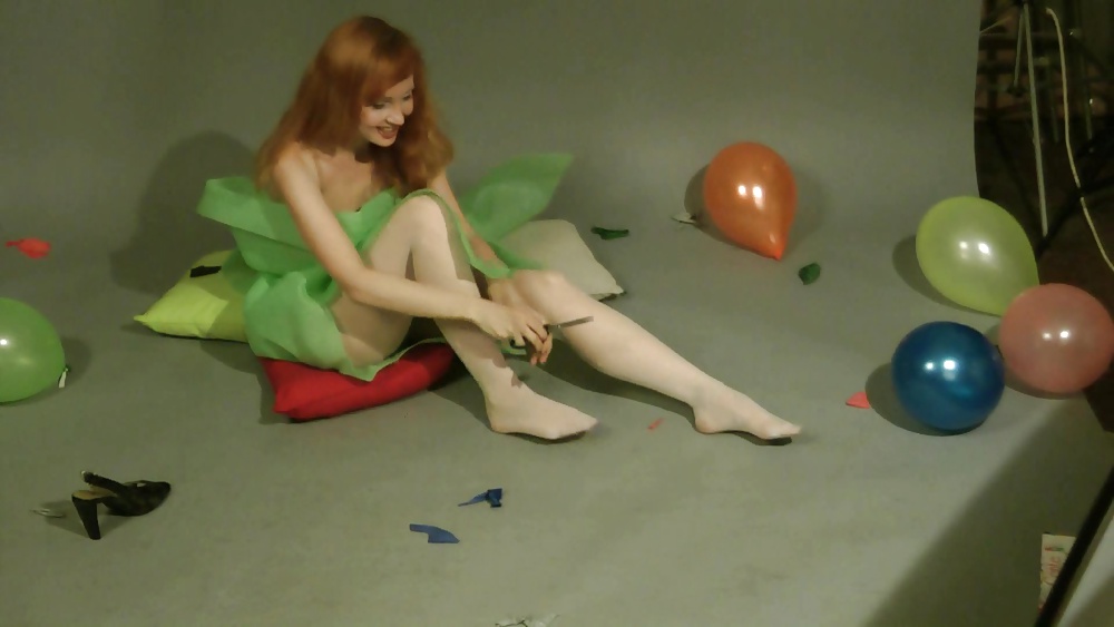 Lisa reventando globos
 #27408496