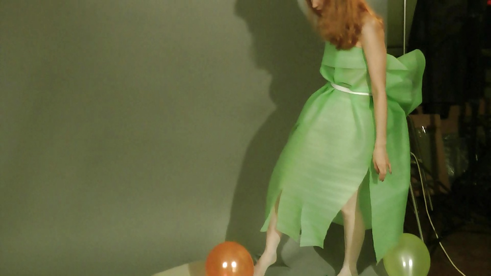 Lisa reventando globos
 #27408507