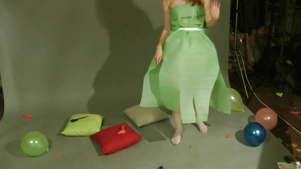 Lisa reventando globos
 #27408511