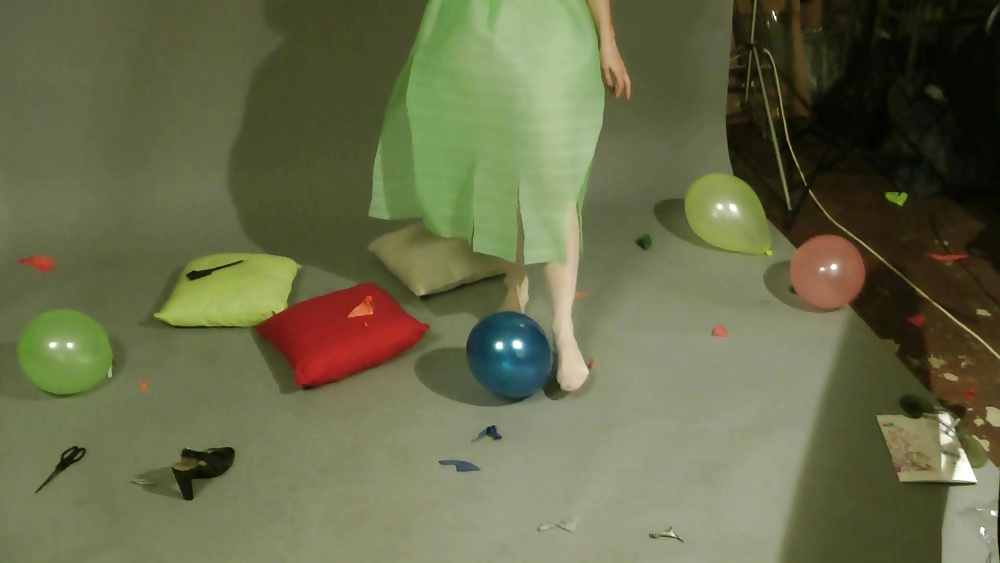 Lisa reventando globos
 #27408518