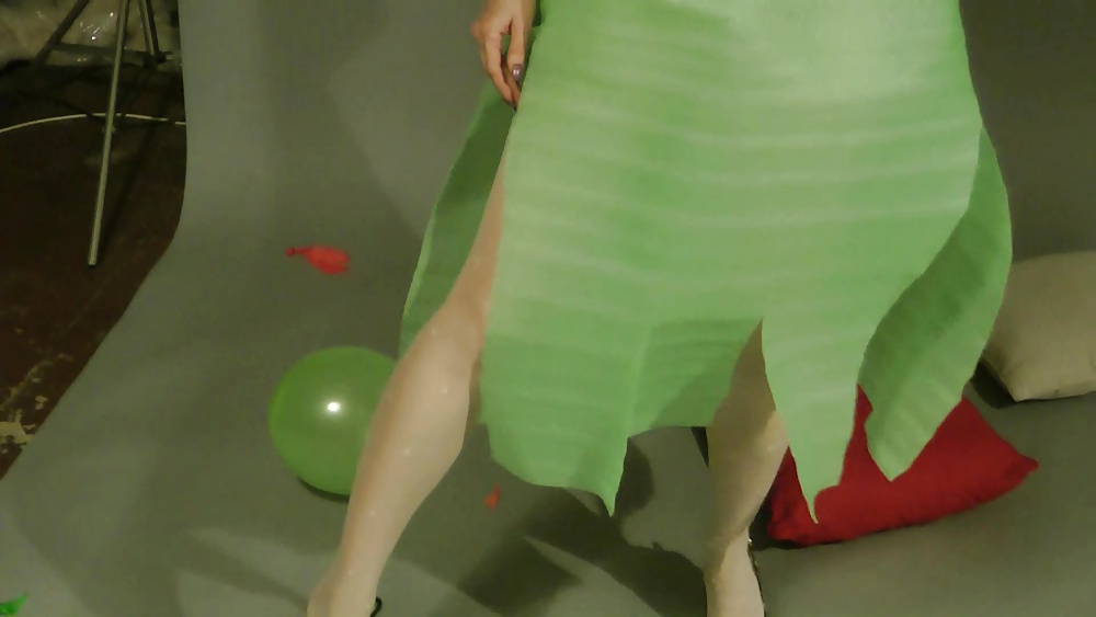 Lisa reventando globos
 #27408530