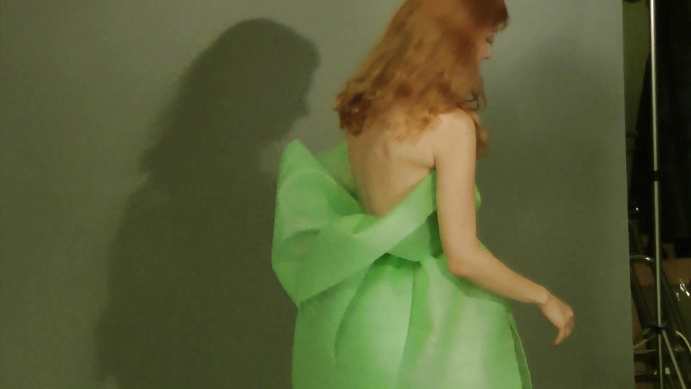 Lisa reventando globos
 #27408537