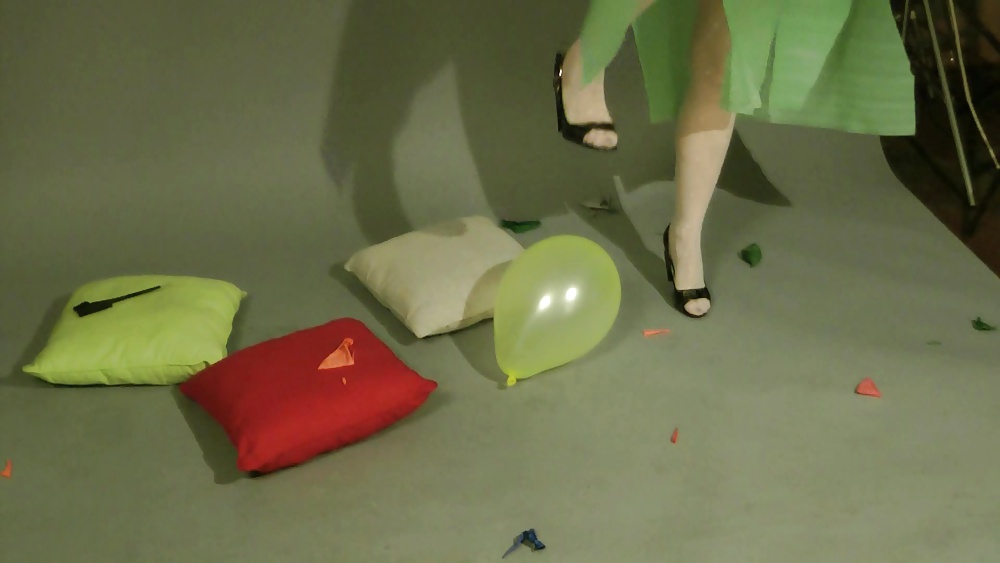 Lisa reventando globos
 #27408541