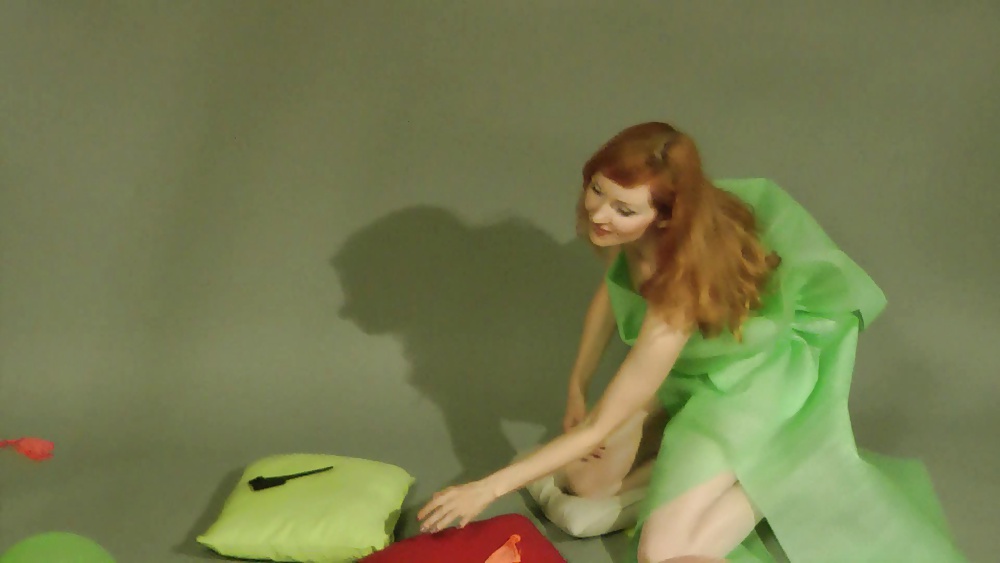 Lisa reventando globos
 #27408558