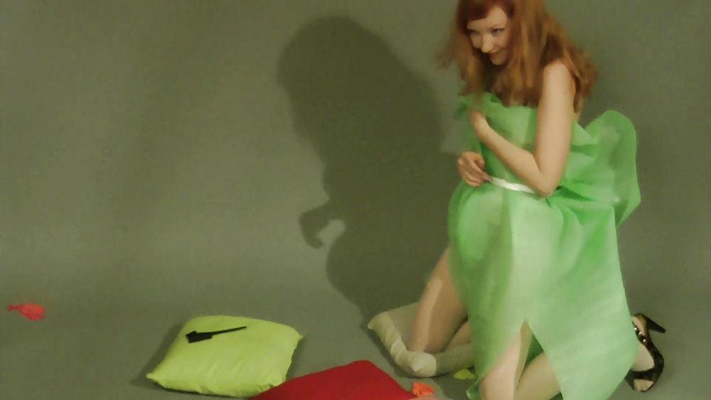 Lisa reventando globos
 #27408565