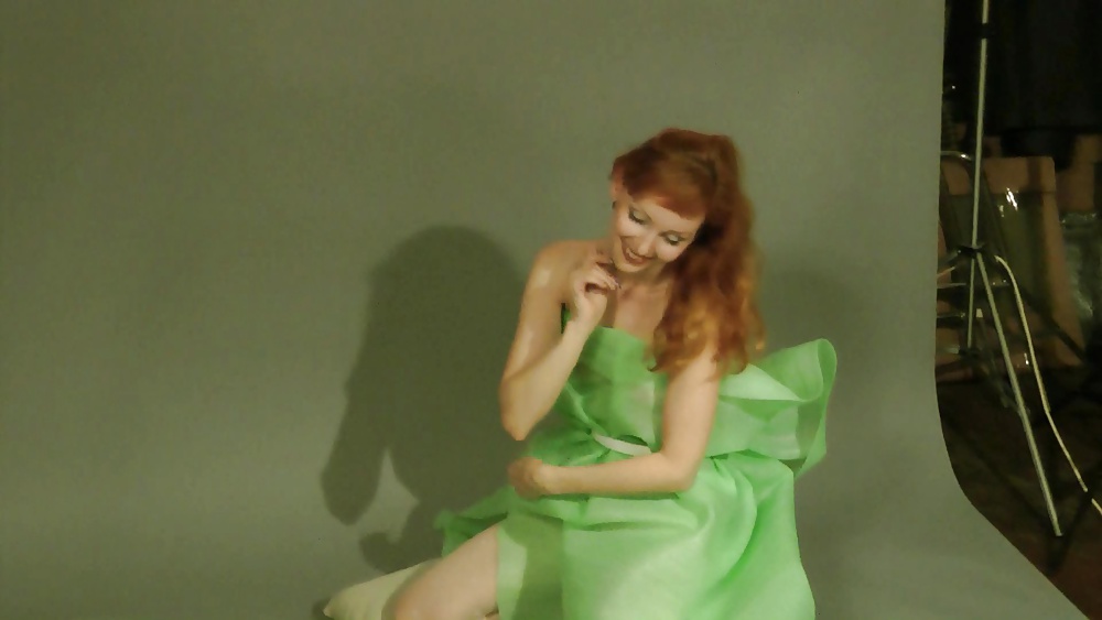 Lisa reventando globos
 #27408572