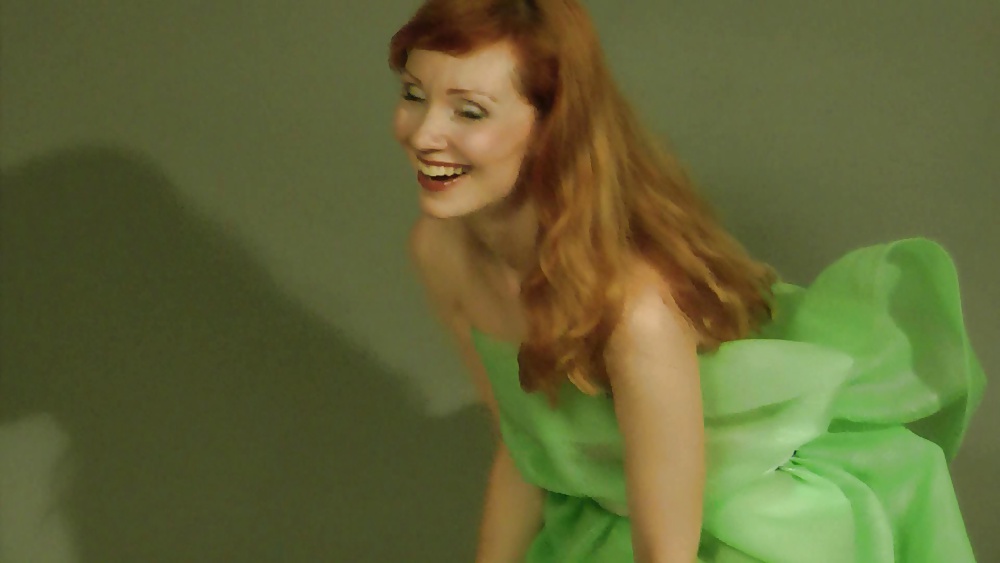 Lisa reventando globos
 #27408578